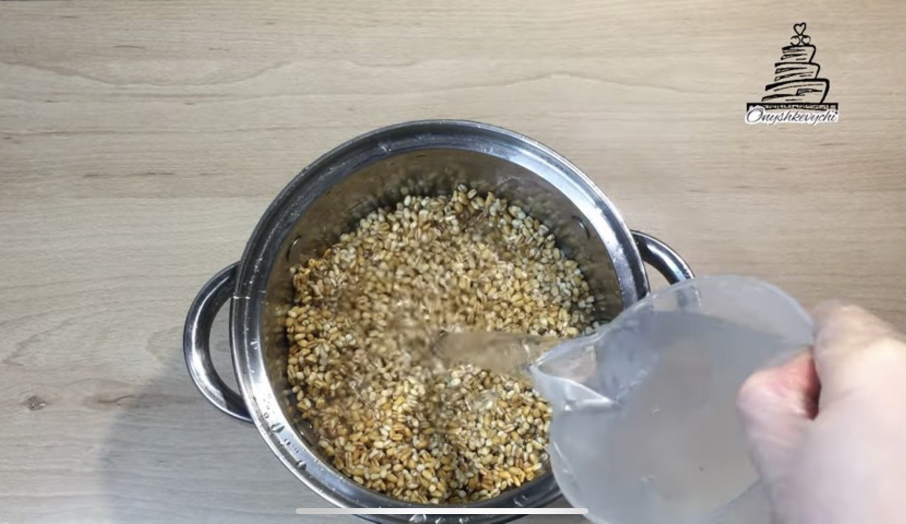 Кутя на узварі з горіхами та родзинками: смачний рецепт головної різдвяної страви